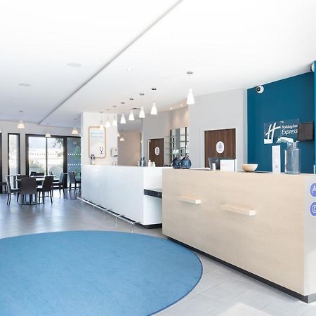 Holiday Inn Express - Marseille Airport, An Ihg Hotel Витрол Екстериор снимка